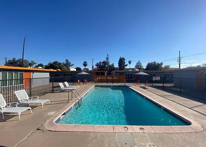 Uptown 1 Bedroom With Pool